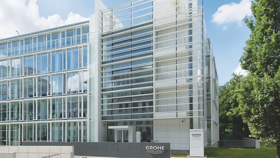 Budynek głównej siedziby Grohe z charakterystyczną, minimalistyczną architekturą i dużymi przeszkleniami